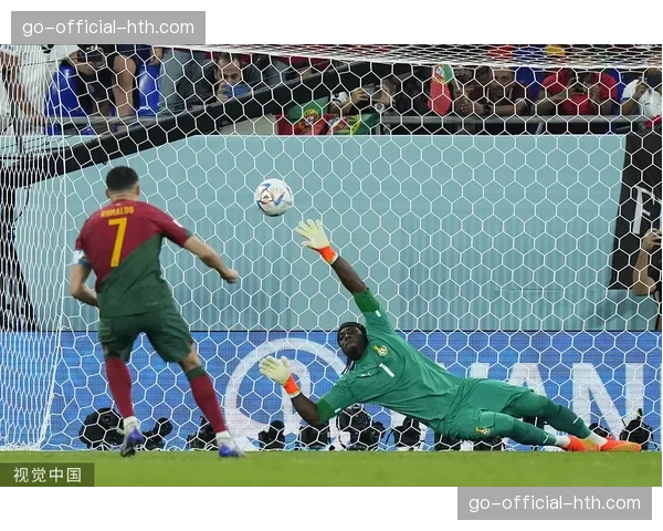 特写镜头:终场哨响,错失绝杀点球的丹麦前锋埃里克森呆立原地 特写镜头:终场哨响,错失绝杀点球的丹麦前锋埃里克森呆立原地